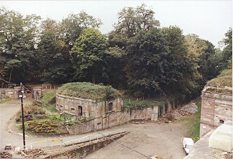 Le portail d'entrée de l'ouvrage, le poste de garde et la rampe d'accès en chicane.