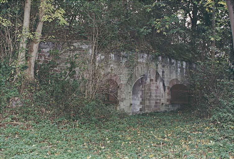 Traverse-abri dans la cour Est.