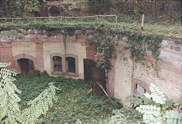 Cour Est. Bâtiment ayant servi d'écuries. Les baies peuvent être fermées par des volets en fer coulissants.