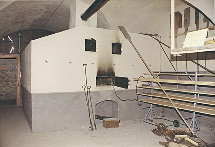 La boulangerie au rez-de-chaussée de la caserne de gorge : à remarquer la frise de cigognes peintes au pochoir sur le four et les murs.