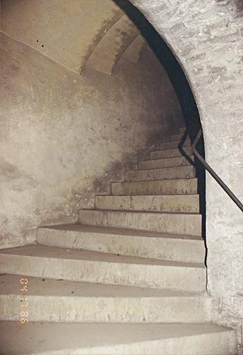 Escalier en pierre de taille dans la caserne Ouest, vers l'étage.