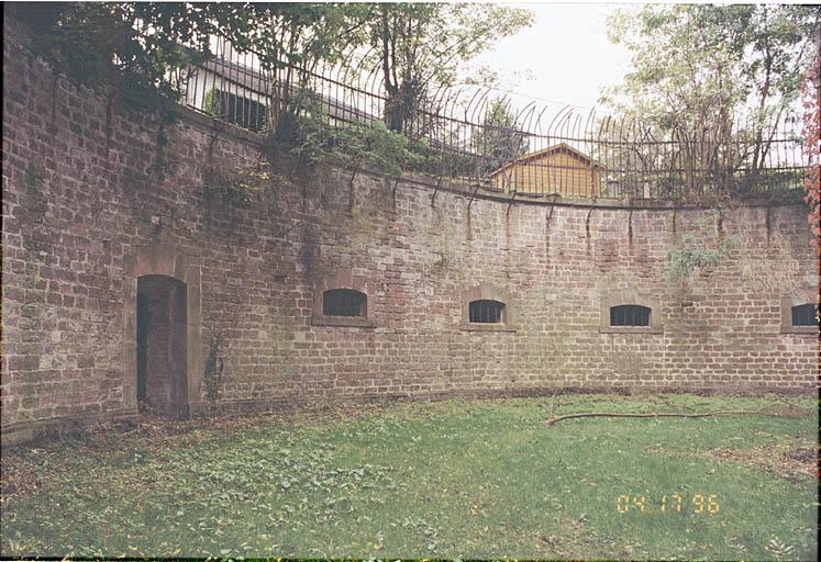 Le fossé de caponnière Ouest, la contrescarpe.