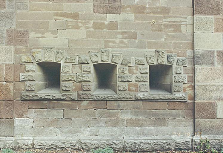 La caserne de gorge Est. Détail des meurtrières avec leurs encadrements en pierre à bossage (provenant de l'enceinte de Phalsbourg).