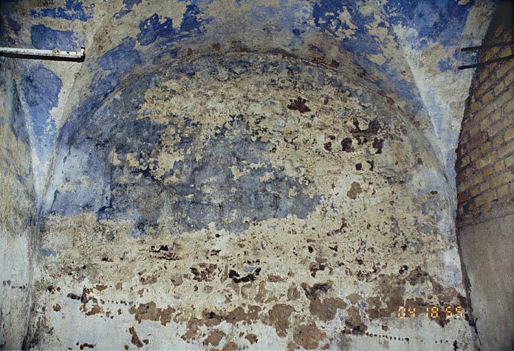 Le cellier voûté d'arêtes couvert d'un badigeon bleu et ocre.