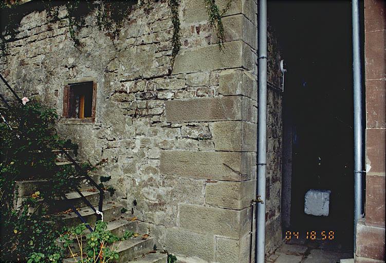 La venelle séparant le logis nord du cellier.