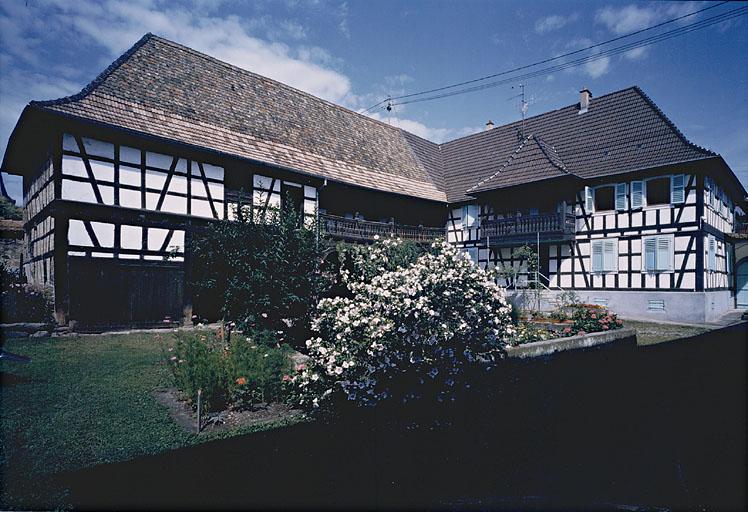 Vue d'ensemble du logis et du hangar.
