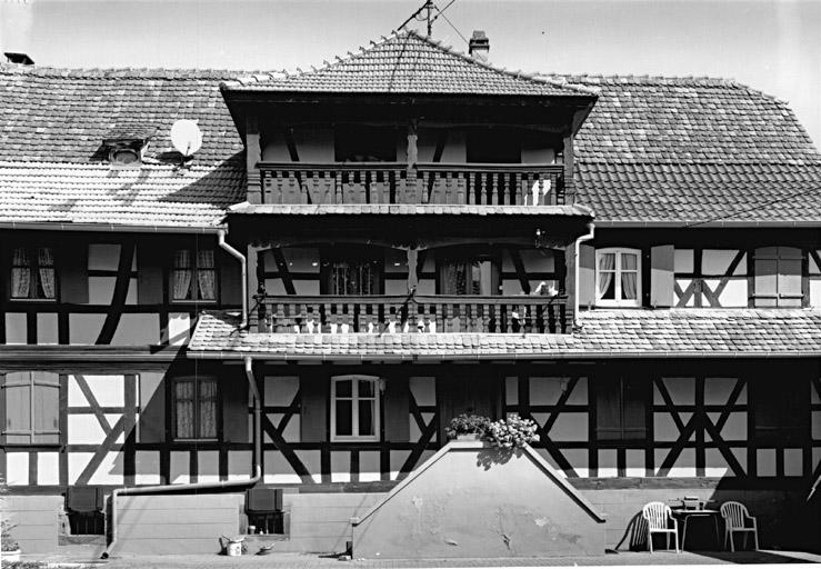 Elévation du logis sur cour, avec le double-balcon.