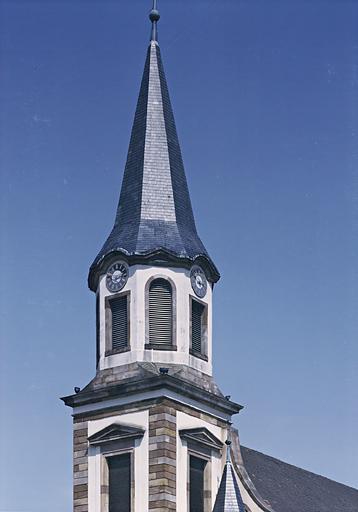 Vue d'ensemble du clocher.