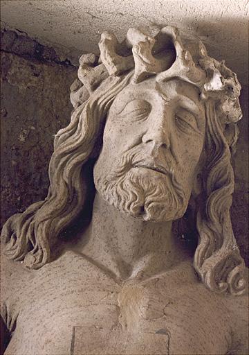 Vue du détail de la tête du Christ mort.