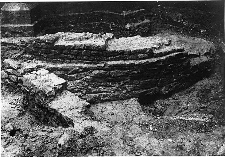 Vue ancienne des fondations d'une absidiole à l'est du bras nord du transept.