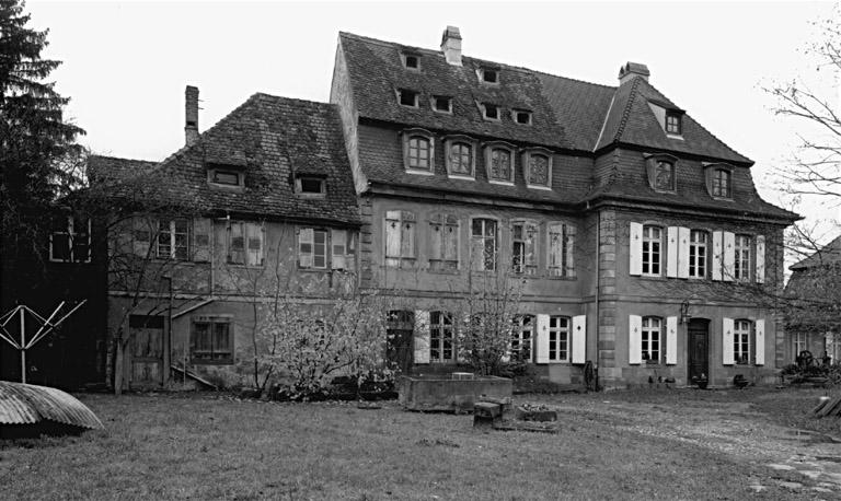 Vue d'ensemble de la façade.