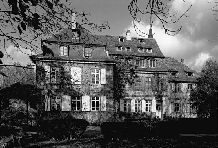 Vue d'ensemble de la façade sur le parc.