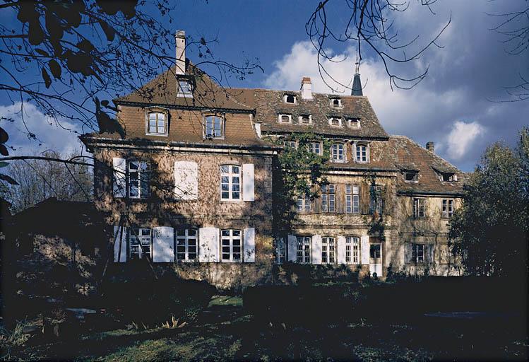 Vue d'ensemble de la façade sur le parc.