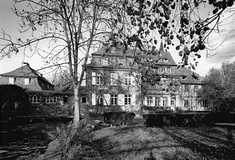 Vue d'ensemble de la façade sur le parc avec le ruisseau.