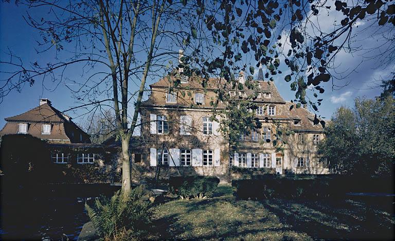 Vue d'ensemble de la façade sur le parc avec le ruisseau.