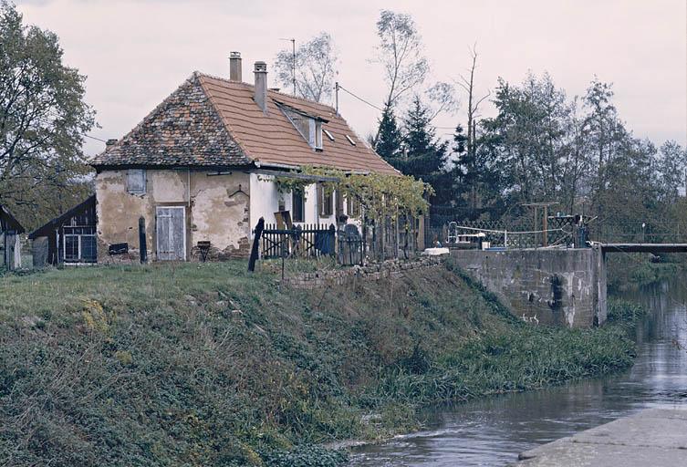 Vue de trois-quarts de la maison de l'éclusier.