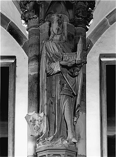 Vue d'ensemble de la statue de Dagobert.