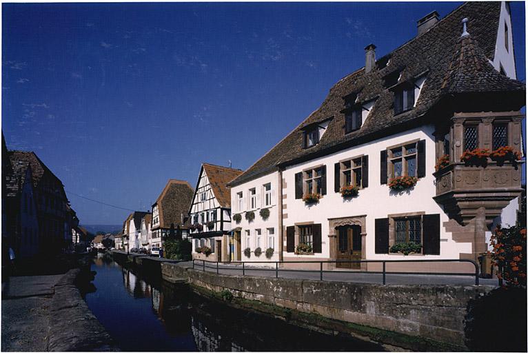 Vue du faubourg de Bitche (rive gauche) vers l'ouest depuis le pont.