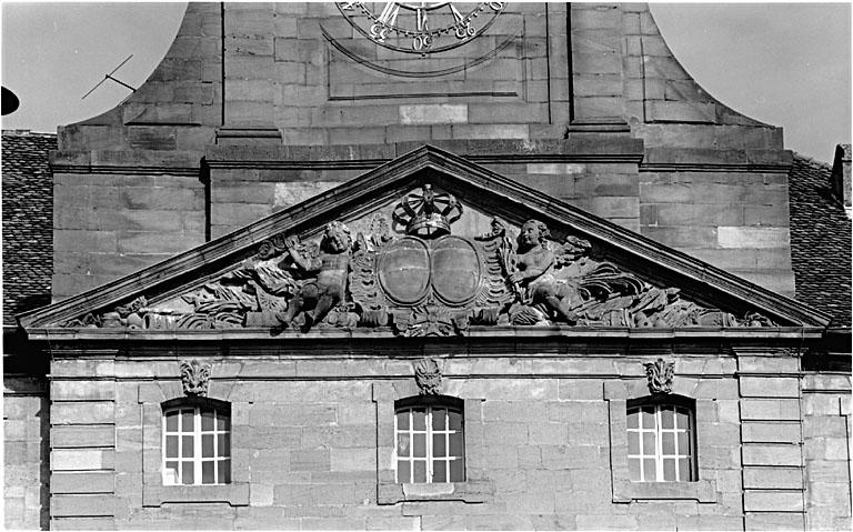 Vue partielle de l'avant-corps avec son fronton et de la tour.