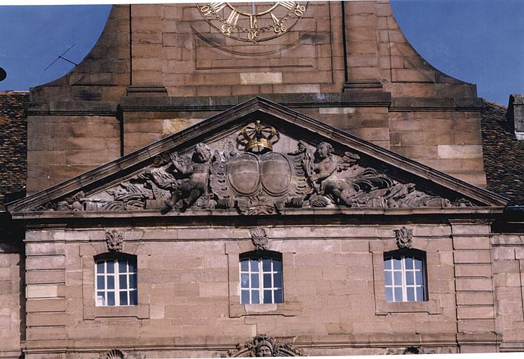 Vue partielle de l'avant-corps avec son fronton et de la tour.