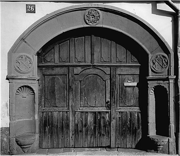 Vue d'ensemble de la porte du passage d'entrée, datée de 1592.