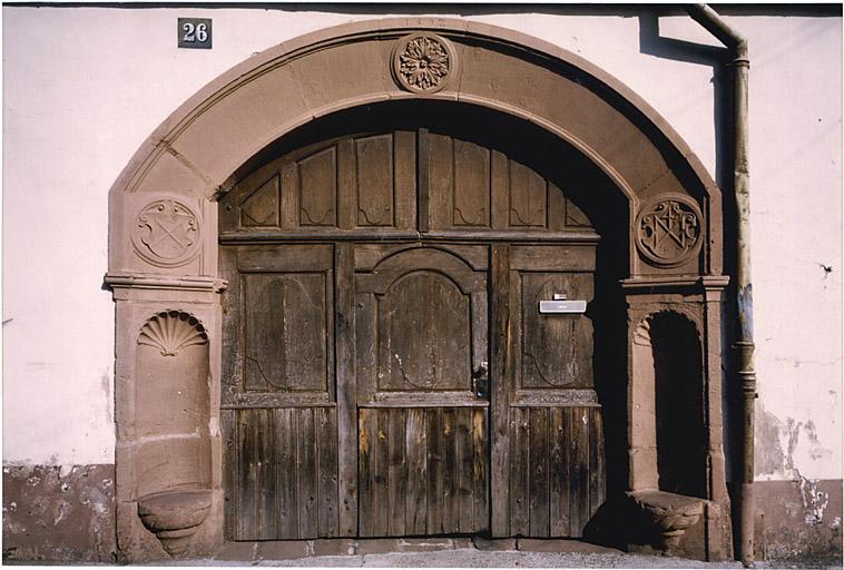 Vue d'ensemble de la porte du passage d'entrée, datée de 1592.