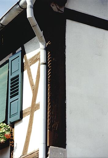 Maison 18, rue Principale, détail du poteau cornier sculpté.