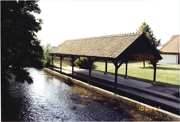 Lavoir (C), au bord de la Lauter, rue Principale.