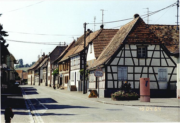 Vue de la rue Principale, du numéro 28 au numéro 16.