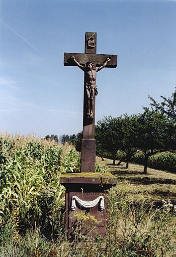 C.D. 263, croix de chemin (F) de 1822, Christ en fonte de la fin du 19e siècle ou du 20e siècle.