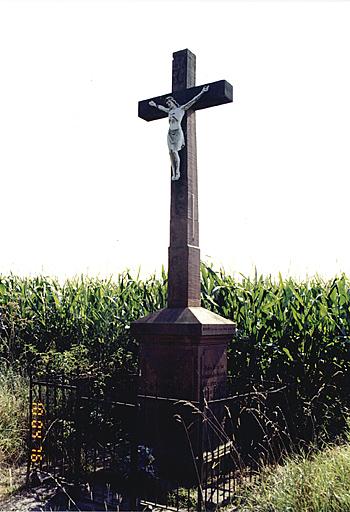 C.D. 244, croix de chemin (G) de 1859, rénovée en 1898 (date du Christ en fonte).