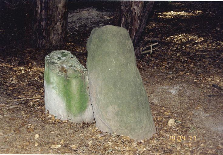 Bétyle (?) cassé en 2 morceaux.