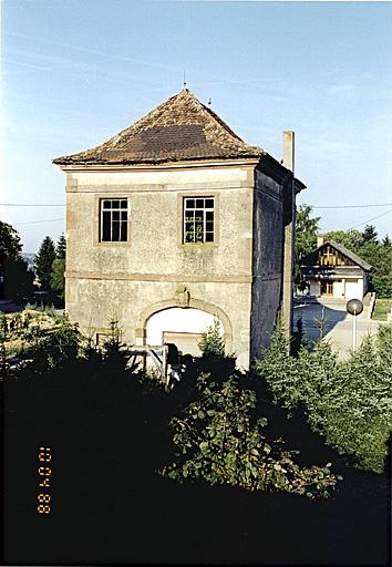 Vue d'ensemble de l'ancien pigeonnier (10 rue du Château) depuis le sud-ouest avec chapelle moderne à l'arrière plan.