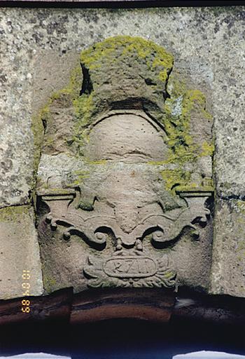 Ancien pigeonnier. Porte charretière ouest, détail de la clé avec cartouche et date 1711.