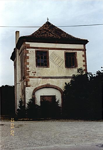 Vue d'ensemble de l'ancien pigeonnier (10, rue du Château), depuis le sud-est.