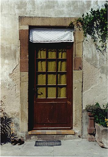 Maison dite du portier, No 2 rue Gaspar de Hatzel. Vue de la porte d'entrée.