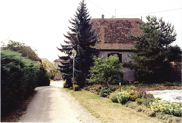 Vue depuis le nord de l'enclos avec maison dite du portier, No 2 rue Gaspar de Hatzel.