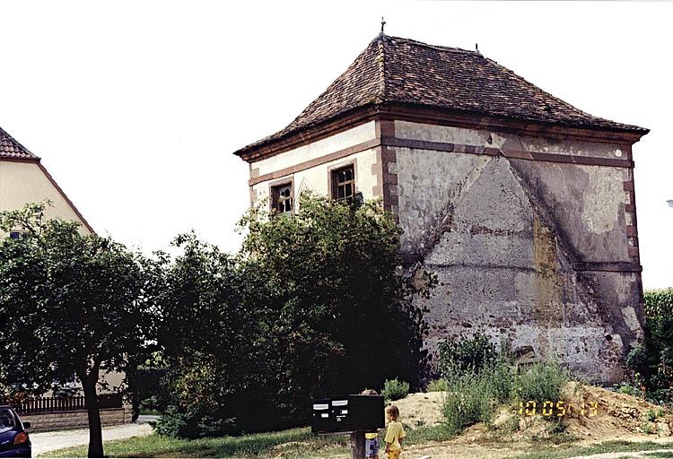 Vue d'ensemble de l'ancien pigeonnier (10, rue du Château), depuis le nord-est avec trace de la dépendance autrefois accolée côté nord.