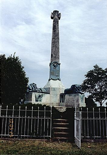 Vue d'ensemble du monument de la guerre (3).