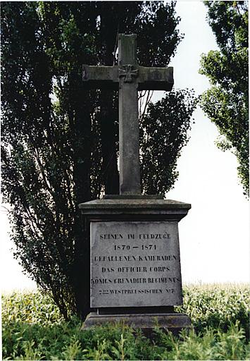 Monument No 5, commémorant les morts du régiment de grenadiers No 7, dans différentes batailles de la guerre de 1870. Vue d'ensemble.