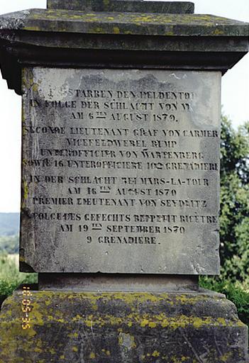 Monument No 5, commémorant les morts du régiment de grenadiers No 7, dans différentes batailles de la guerre de 1870. Vue partielle.