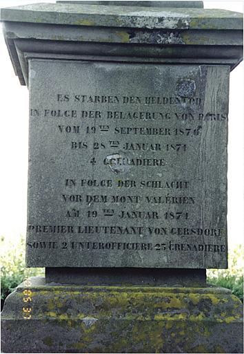 Monument No 5, commémorant les morts du régiment de grenadiers No 7, dans différentes batailles de la guerre de 1870. Vue partielle.