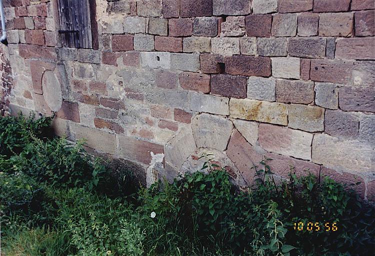 Ancienne forge dite Wappenschmiede, numéro 4 sur un chemin rural près de la rue des Quatre-Vents, détail d'un l'ancien emplacement de roue et d'un arc muré sous lequel passait peut-être l'eau autrefois.