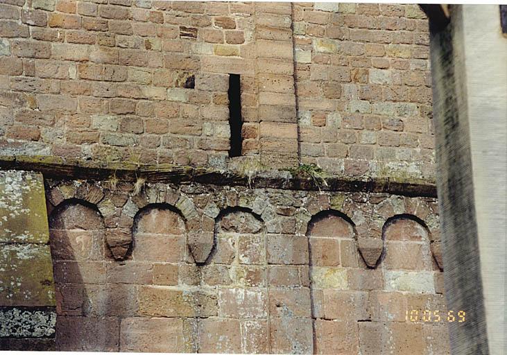 Vue partielle de la face sud de la tour-porche au niveau de la première frise d'arceaux.