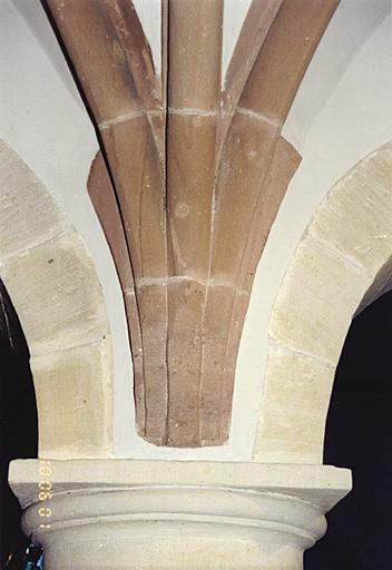 Chapelle de la Vierge. Mur sud vers le choeur, retombée des nervures de la voûte entre les arcades.