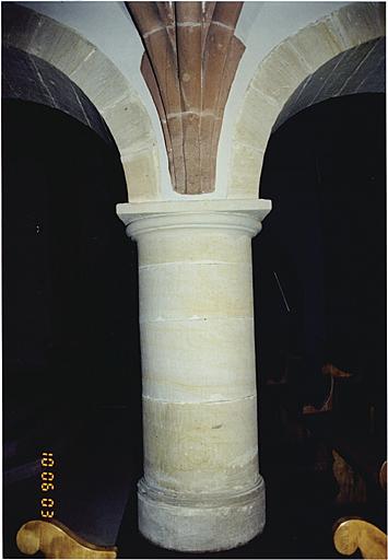 Chapelle de la Vierge. Mur sud vers le choeur, colonne des arcades et retombée des nervures de la voûte.