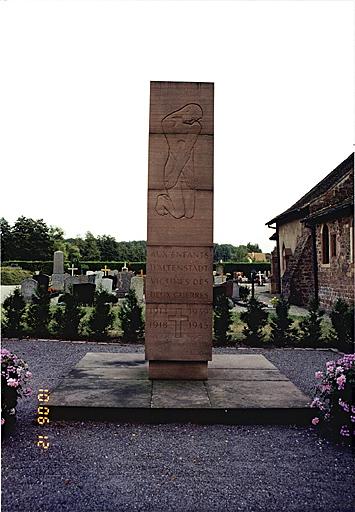 Vue d'un monument aux morts des 2 guerres mondiales.