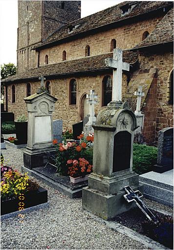 A gauche, vue du tombeau de Heinrich Schellhorn.