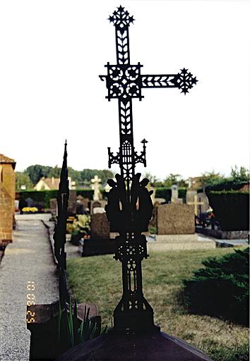 Croix en fer forgé du tombeau de Margurite Schellhorn.