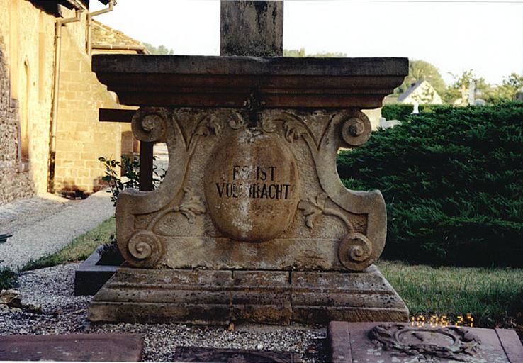 Détail du piédestal de la croix de cimetière.